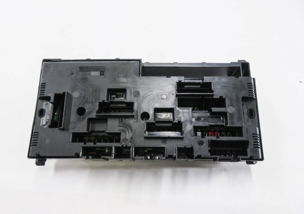 Thumbnail 4: 2013 BMW 535i (F10) FRONT POWER DISTRIBUTION FUSE BOX