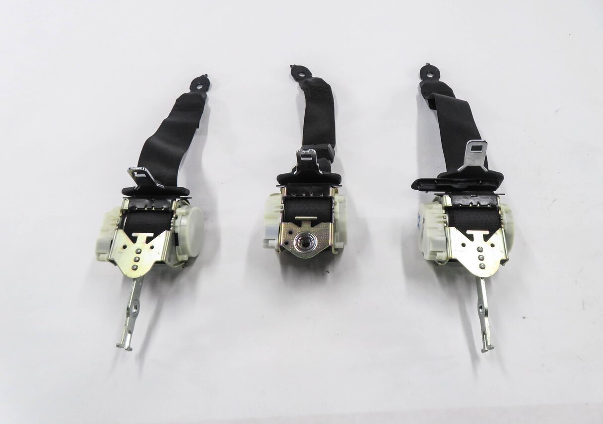 Thumbnail 4: 2013 BMW 535i (F10) REAR SEAT SEATBELT RETRACTOR SET-3 (BLACK)