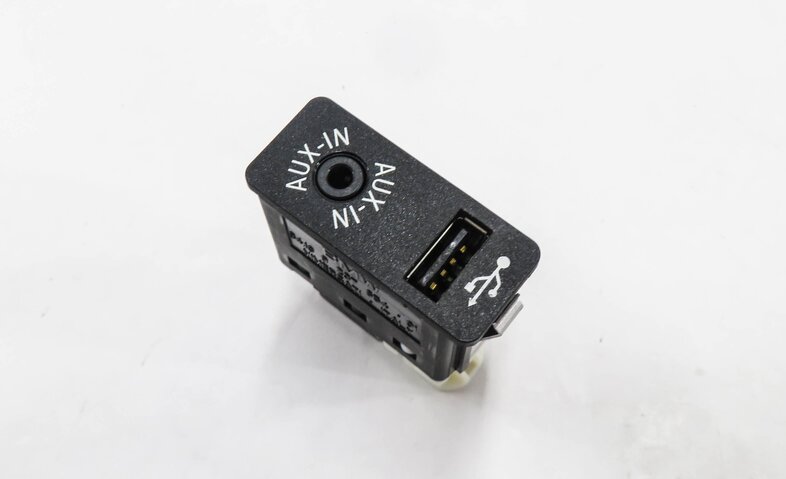 2013 BMW X5 (E70) RADIO STEREO AUX AUXILIARY AUDIO IN INPUT JACK w/ USB