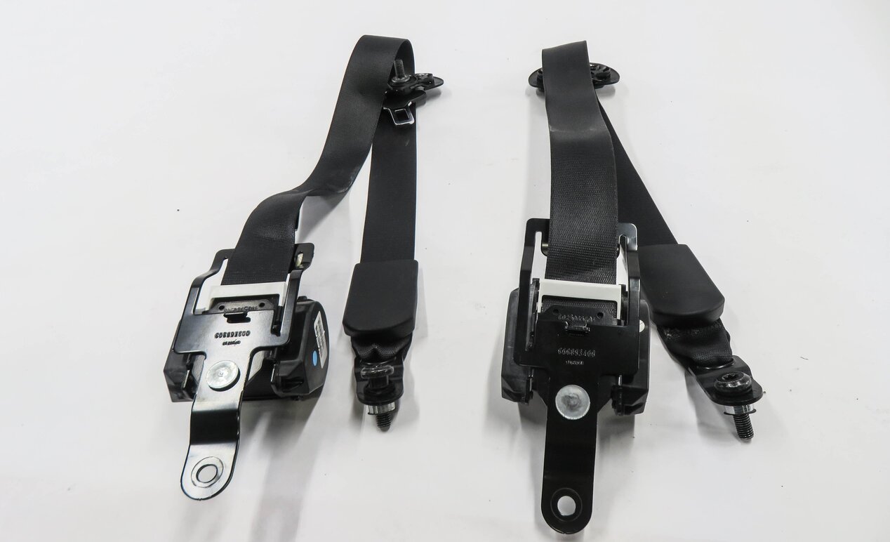Thumbnail 3: 2013 BMW X5 (E70) LEFT & RIGHT 2nd ROW SEAT SEATBELT RETRACTOR SET-2 (BLACK)