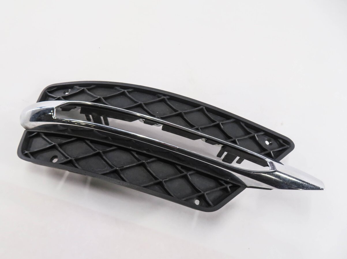 2012 MERCEDES C250 (W204) RIGHT FRONT PASSENGER FOGLIGHT GRILLE TRIM