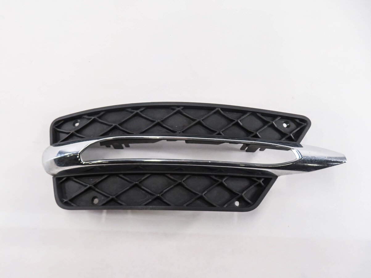 Thumbnail 2: 2012 MERCEDES C250 (W204) RIGHT FRONT PASSENGER FOGLIGHT GRILLE TRIM