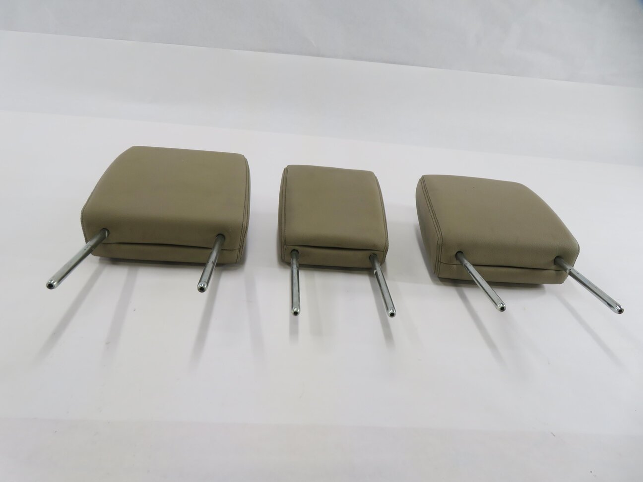 Thumbnail 2: 2010 LAND ROVER LR4 - REAR 2nd SECOND ROW SEAT HEADREST SET (BEIGE LEATHER)