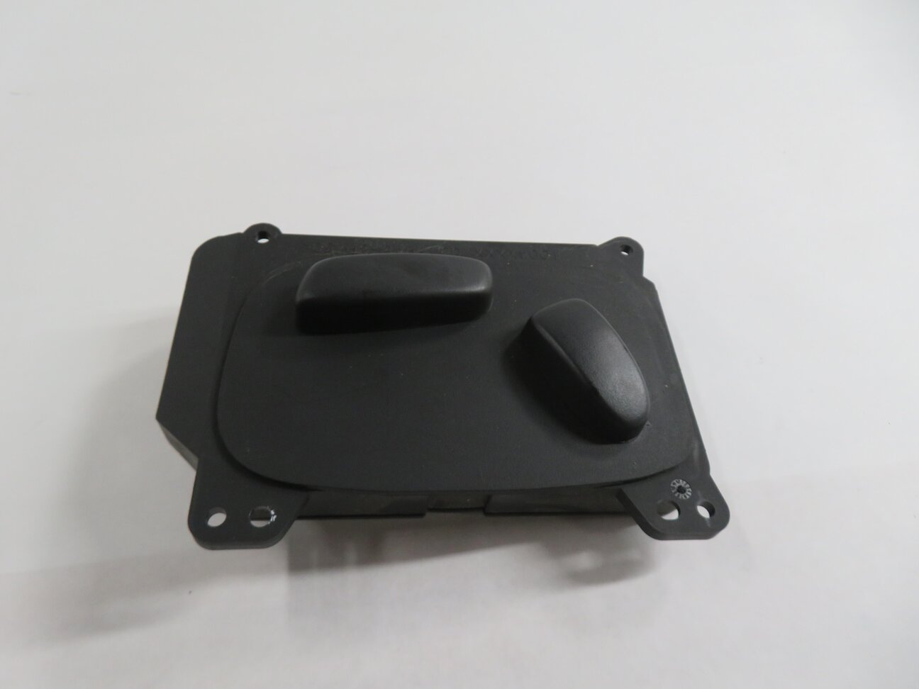 Thumbnail 2: 2010 LAND ROVER LR4 - RIGHT FRONT PASSENGER SEAT ADJUSTMENT SWITCH BUTTON