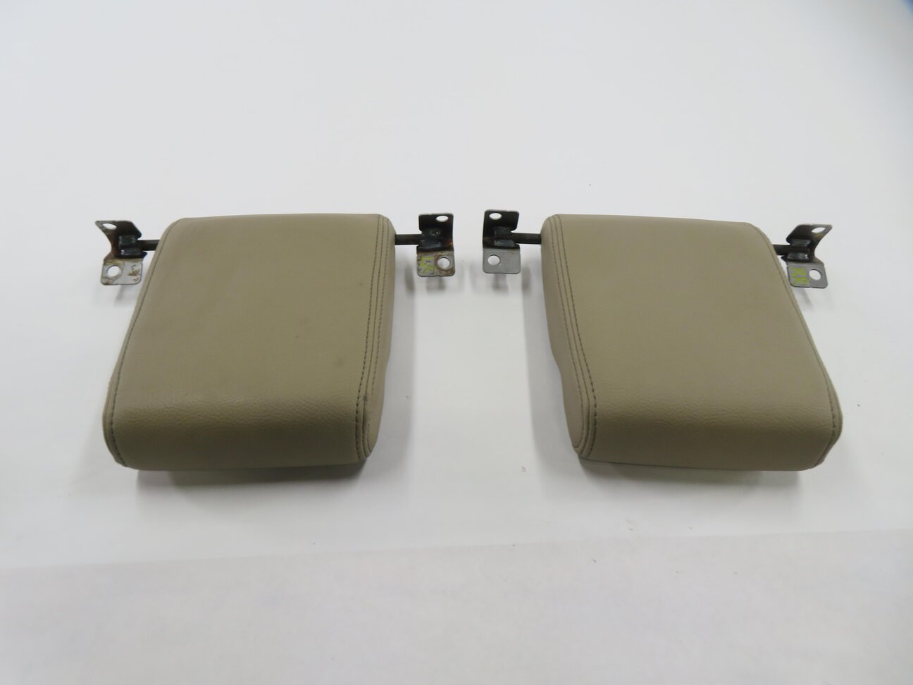 Thumbnail 2: 2010 LAND ROVER LR4 - REAR 3rd THIRD ROW SEAT HEADREST SET (BEIGE LEATHER)