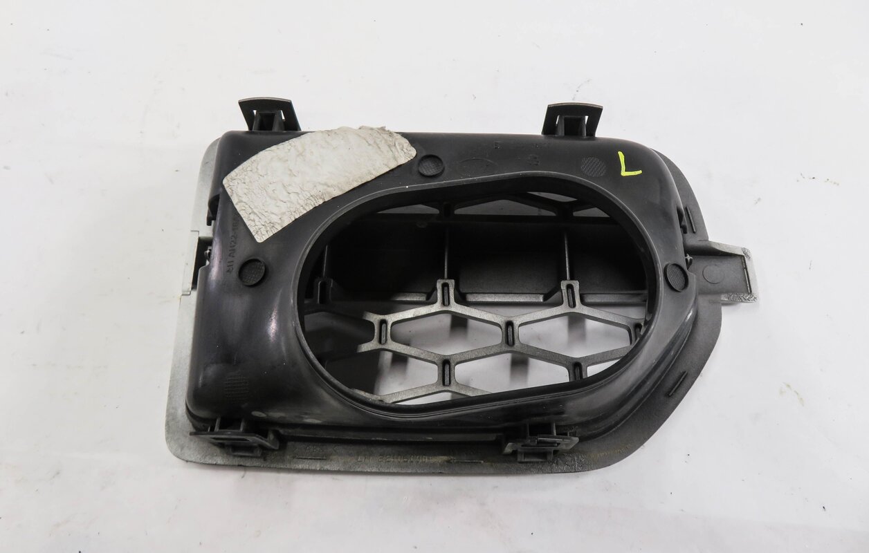 Thumbnail 7: 2010 LAND ROVER LR4 - LEFT FRONT DRIVER FENDER GRILLE AIR VENT TRIM