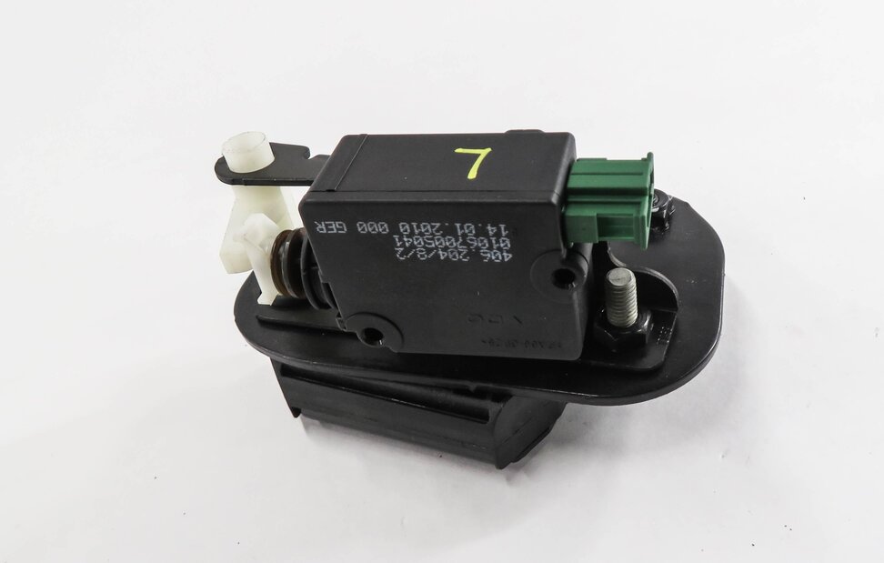 Thumbnail 3: 2010 LAND ROVER LR4 - LEFT DRIVER REAR LOWER TAILGATE LOCK LATCH ACTUATOR