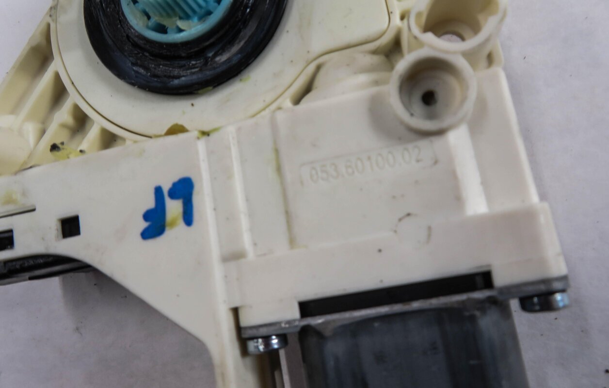 Thumbnail 4: 10-16 LAND ROVER LR4 / RANGE ROVER SPORT (L320) LEFT FRONT DRIVER WINDOW MOTOR