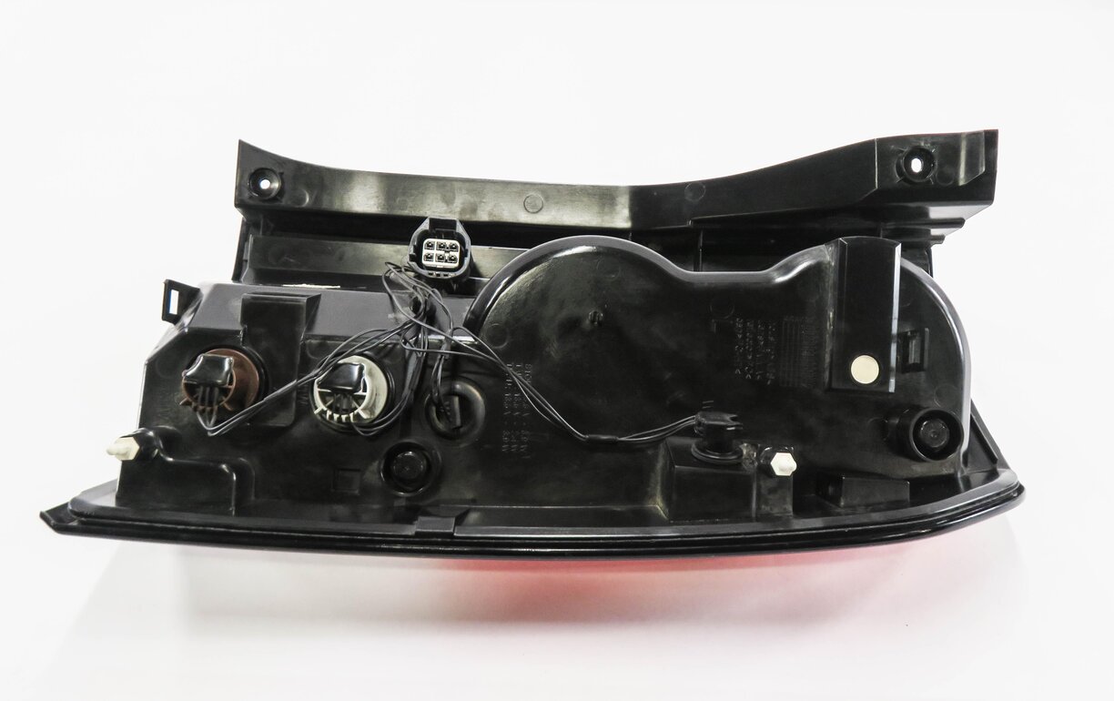 Thumbnail 7: 2010-2013 LAND ROVER LR4 - LEFT DRIVER REAR TAILLIGHT BRAKE LIGHT LAMP