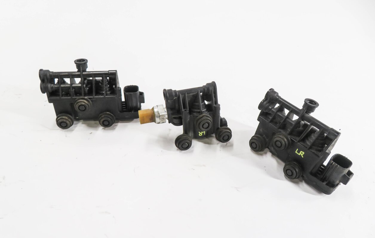 Thumbnail 1: 2010 LAND ROVER LR4 - AIR SUSPENSION VALVE BLOCK SET-3
