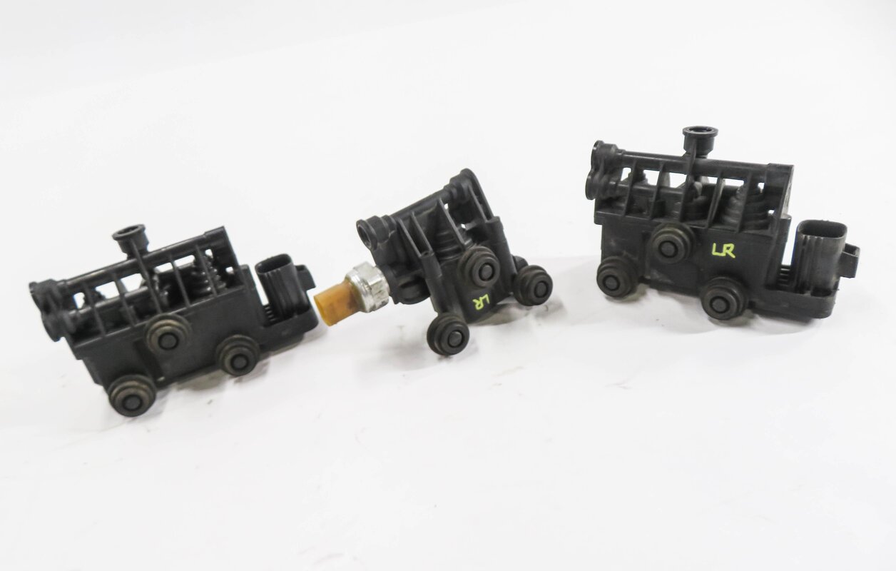 Thumbnail 2: 2010 LAND ROVER LR4 - AIR SUSPENSION VALVE BLOCK SET-3