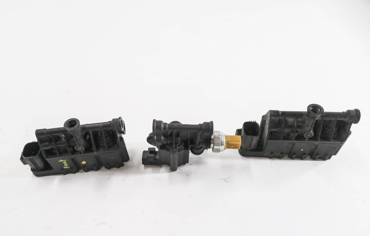 Thumbnail 3: 2010 LAND ROVER LR4 - AIR SUSPENSION VALVE BLOCK SET-3