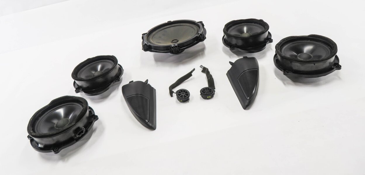 Thumbnail 2: 2010 LAND ROVER LR4 - RADIO STEREO HARMAN KARDON AUDIO SUBWOOFER SPEAKER SET