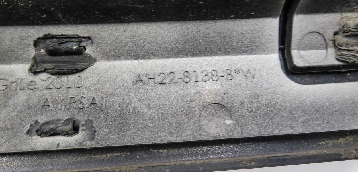 Thumbnail 5: 2010-2013 LAND ROVER LR4 - FRONT UPPER HOOD CENTER AIR VENT GRILLE (BLUE 796)