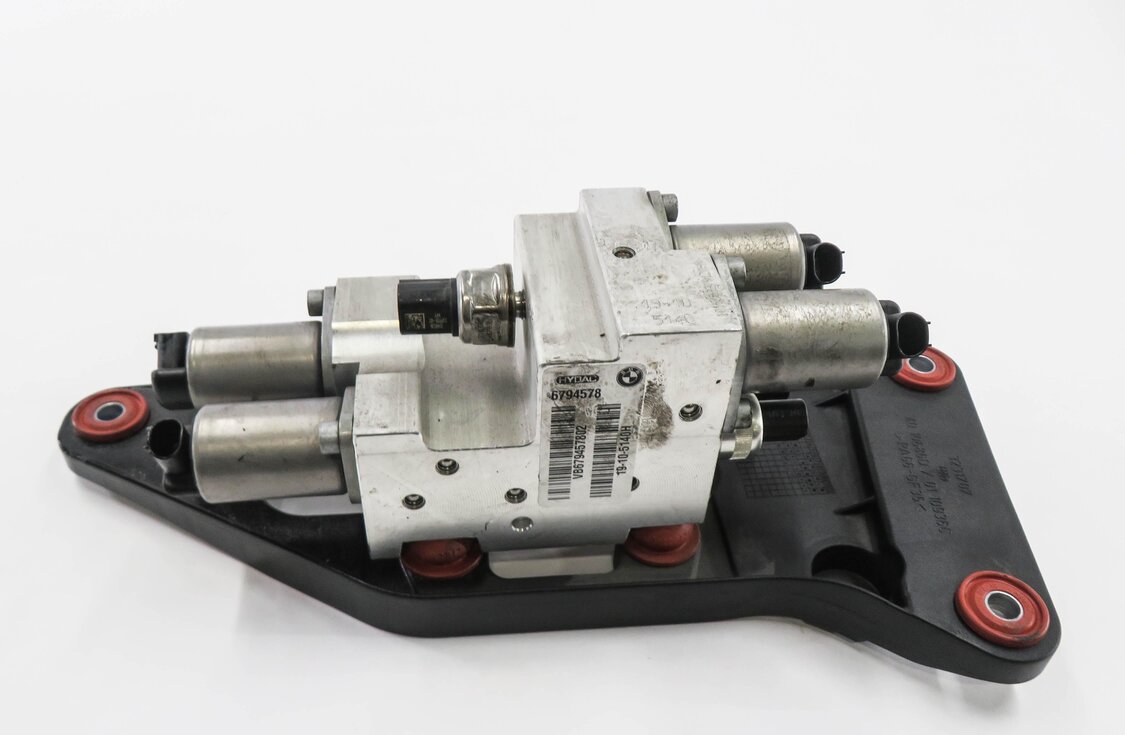 Thumbnail 2: 2011 BMW X5M ///M (E70) 4.4L S63 ENGINE - DYNAMIC DRIVE SUSPENSION VALVE BLOCK