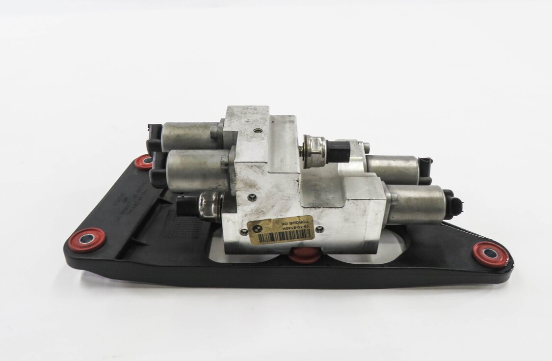 Thumbnail 3: 2011 BMW X5M ///M (E70) 4.4L S63 ENGINE - DYNAMIC DRIVE SUSPENSION VALVE BLOCK