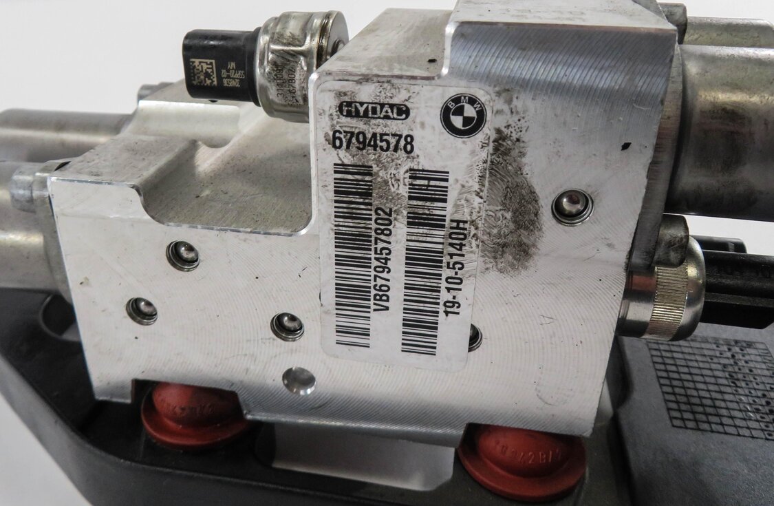 Thumbnail 5: 2011 BMW X5M ///M (E70) 4.4L S63 ENGINE - DYNAMIC DRIVE SUSPENSION VALVE BLOCK