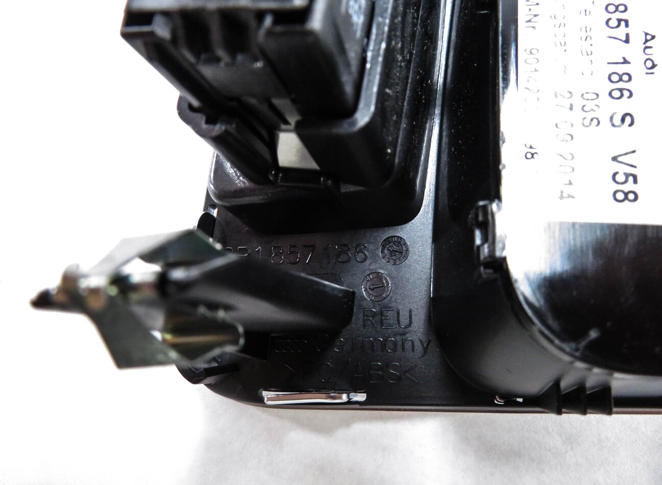 Thumbnail 5: 2015 AUDI Q5 (B8 8R) CENTER DASH GPS NAVIGATION SCREEN TRIM w/ HAZARD SWITCH