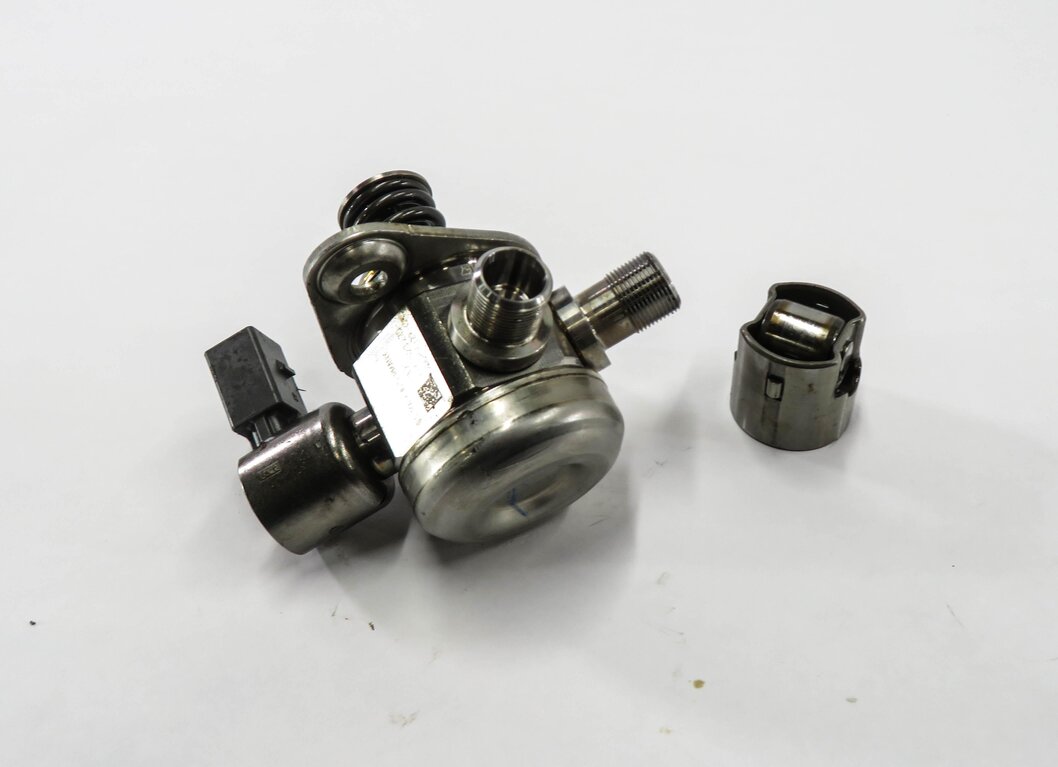Thumbnail 1: 2011-2020 MERCEDES E500 E550 S600 SL450 SL550 GL550 - LEFT MECHANICAL FUEL PUMP