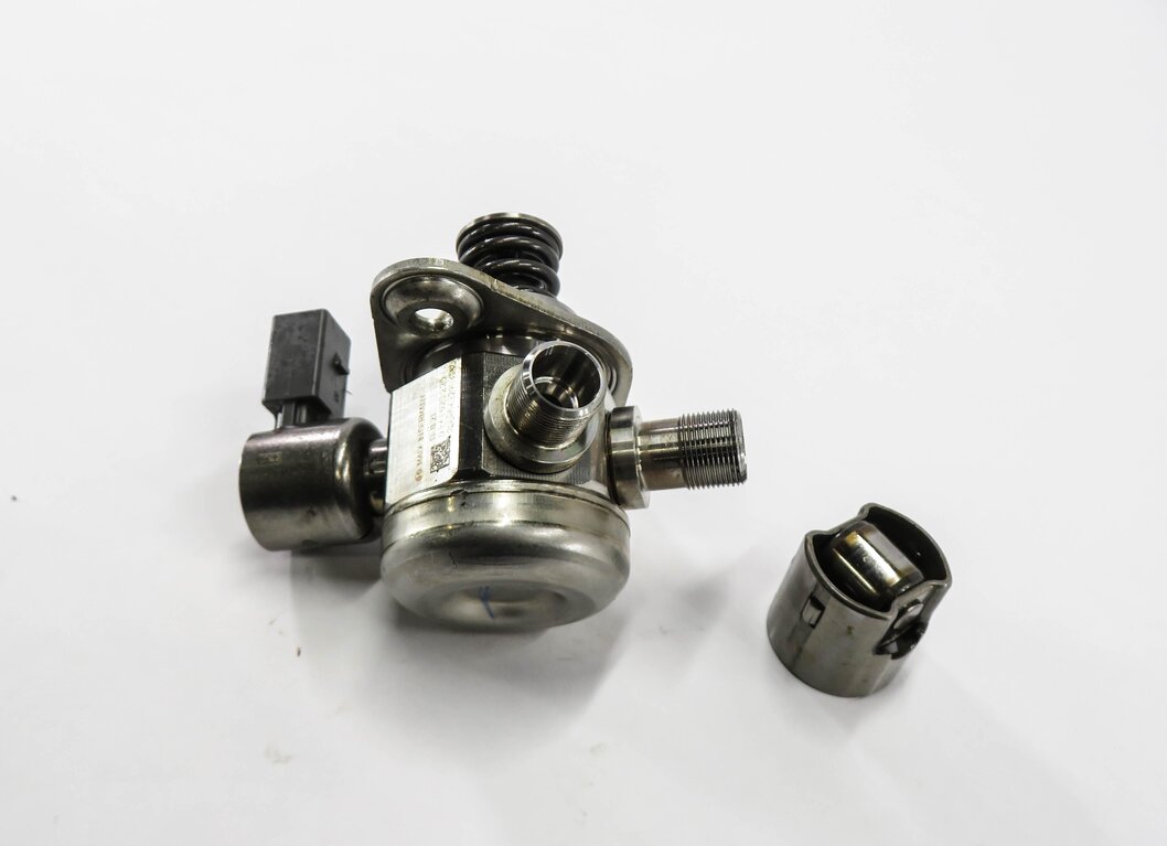 Thumbnail 2: 2011-2020 MERCEDES E500 E550 S600 SL450 SL550 GL550 - LEFT MECHANICAL FUEL PUMP