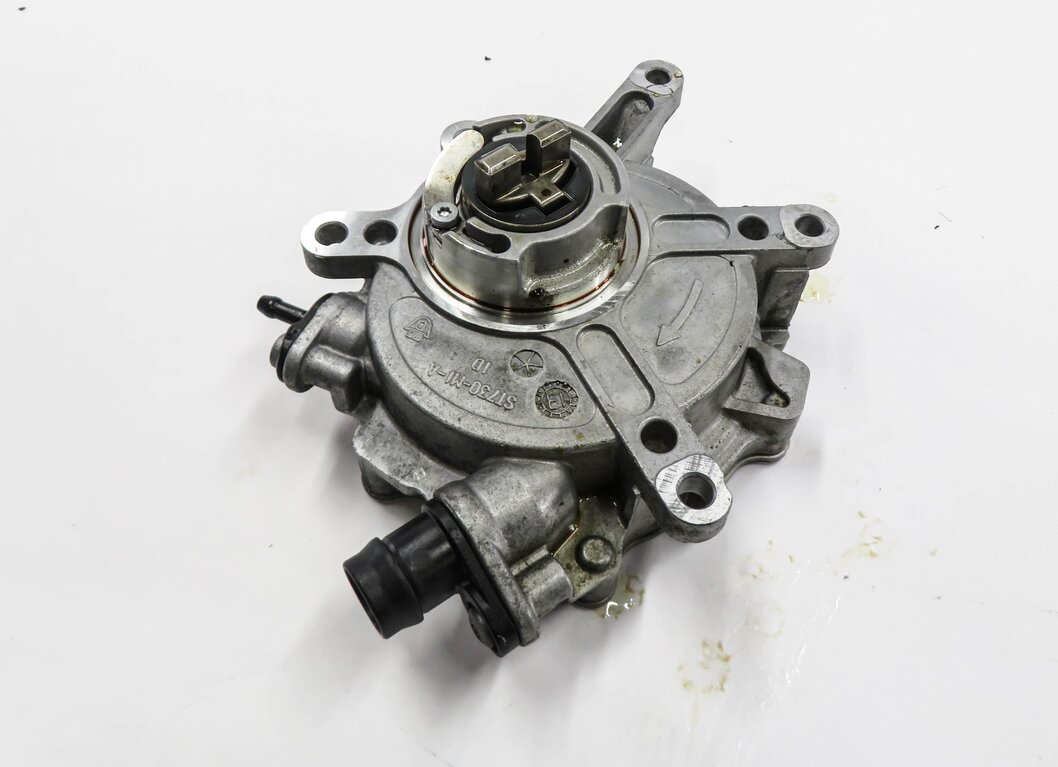 11-20 MERCEDES CL550 GL450 GL550 ML350 ML550 S400 S550 S600 SL550 - VACUUM PUMP