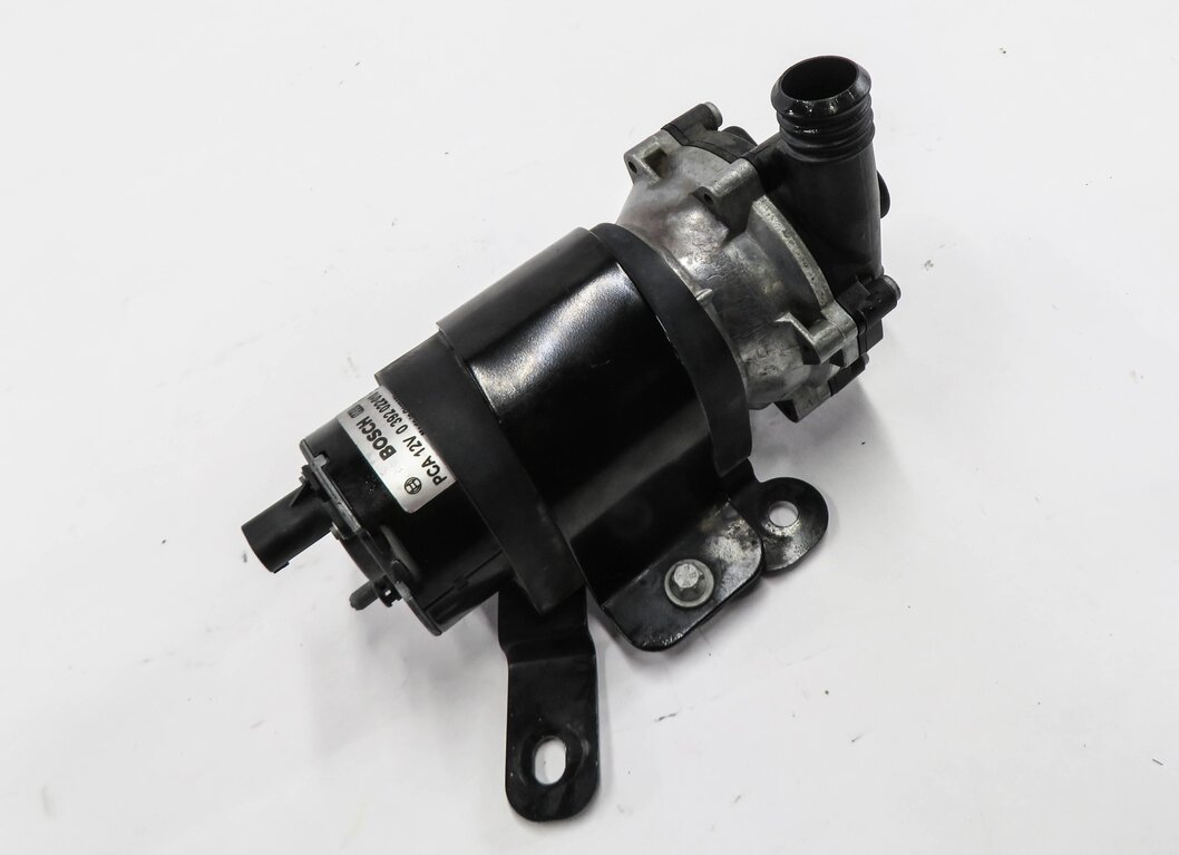 Thumbnail 1: 2014 MERCEDES GL550 (X166) 4.6L M278 TWIN TURBO ENGINE - AUXILIARY WATER PUMP