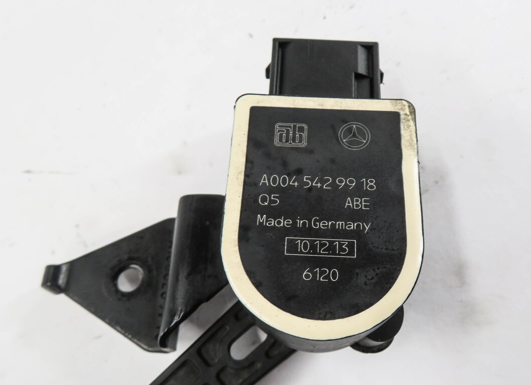Thumbnail 4: 2014 MERCEDES GL550 (X166) RIGHT FRONT PASSENGER SUSPENSION HEIGHT LEVEL SENSOR