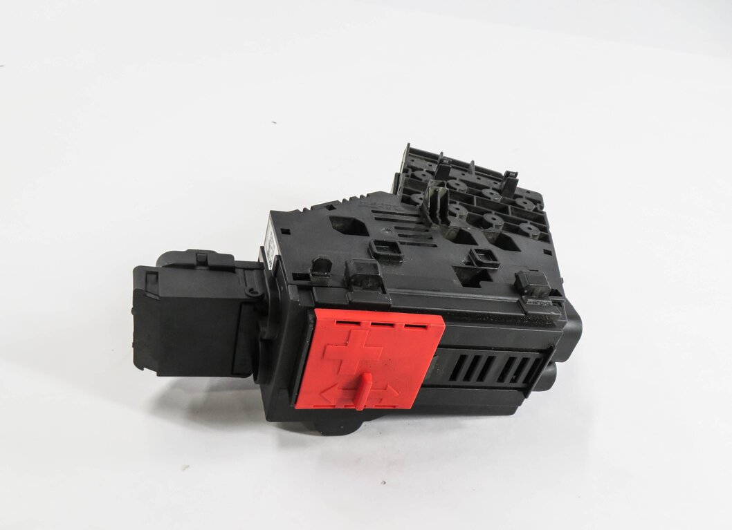 2014 MERCEDES GL550 (X166) POSITIVE BATTERY JUMP POST TERMINAL