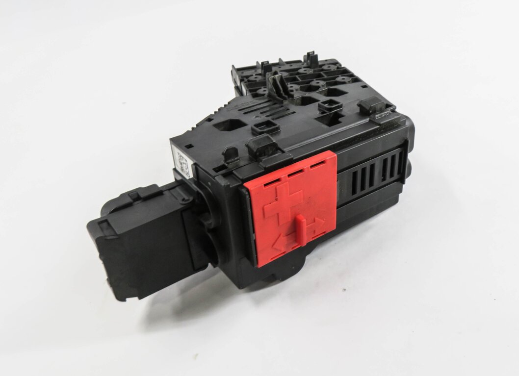 Thumbnail 2: 2014 MERCEDES GL550 (X166) POSITIVE BATTERY JUMP POST TERMINAL