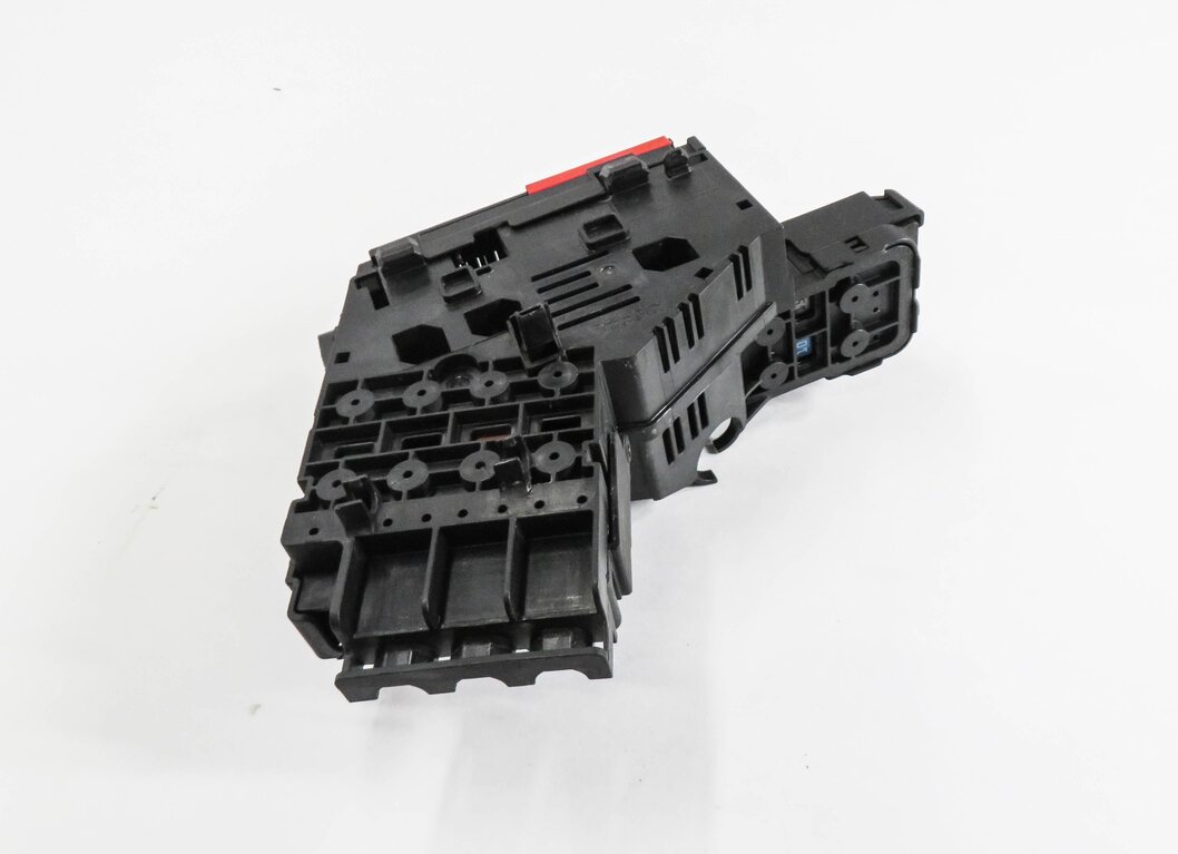 Thumbnail 3: 2014 MERCEDES GL550 (X166) POSITIVE BATTERY JUMP POST TERMINAL
