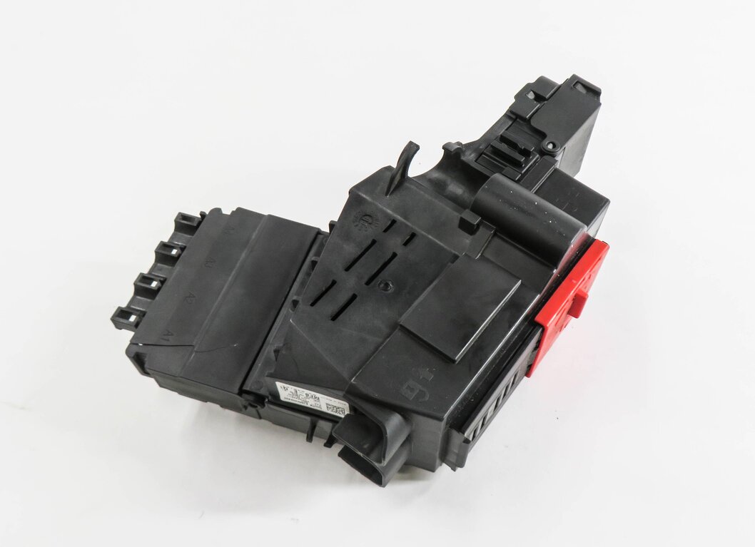 Thumbnail 4: 2014 MERCEDES GL550 (X166) POSITIVE BATTERY JUMP POST TERMINAL