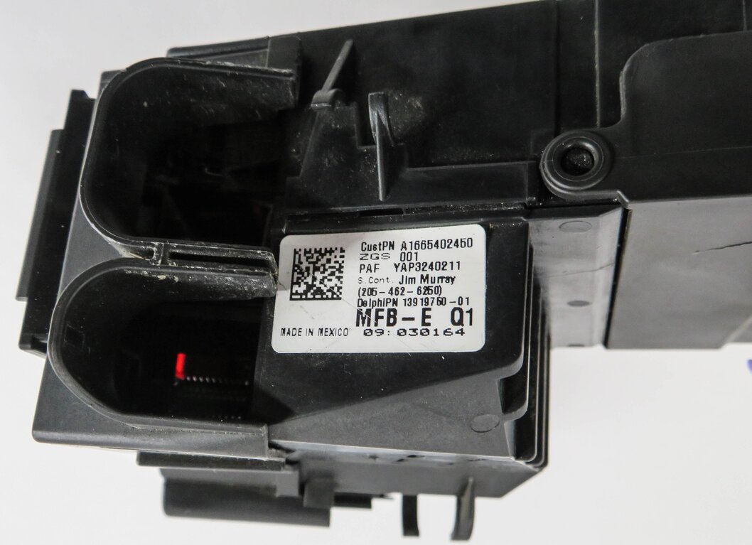 Thumbnail 5: 2014 MERCEDES GL550 (X166) POSITIVE BATTERY JUMP POST TERMINAL