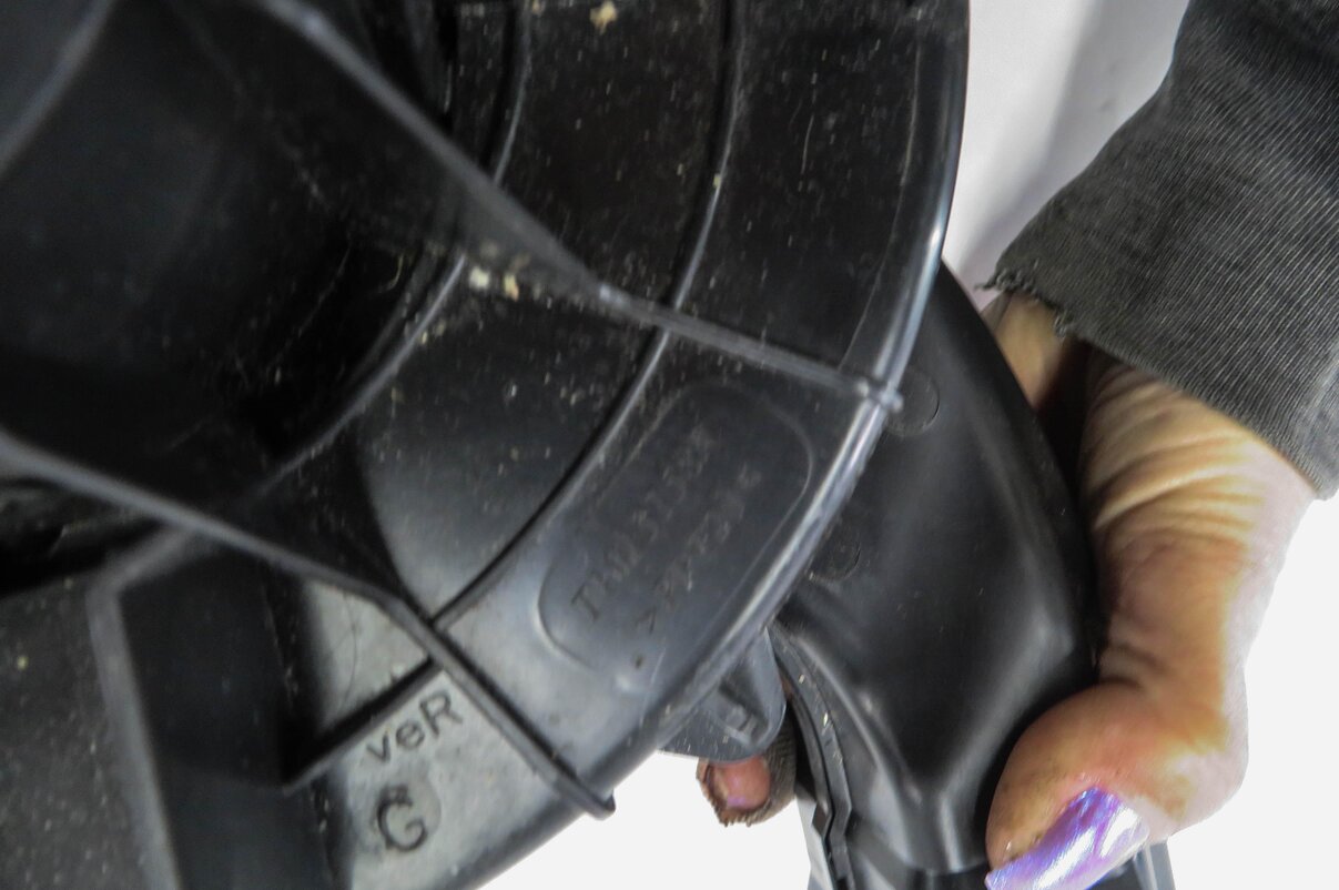 Thumbnail 5: 2014 MERCEDES GL550 (X166) REAR CENTER CONSOLE HEATER AC BLOWER MOTOR w/ HOUSING