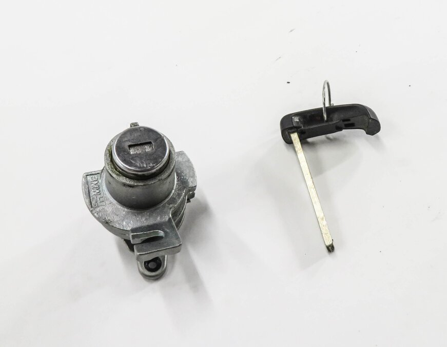 2017 BMW X1 (F48) LEFT FRONT DRIVER DOOR LOCK CYLINDER w/ KEY
