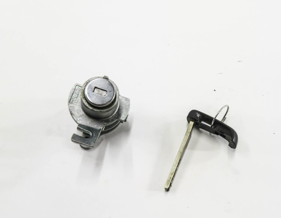 Thumbnail 2: 2017 BMW X1 (F48) LEFT FRONT DRIVER DOOR LOCK CYLINDER w/ KEY