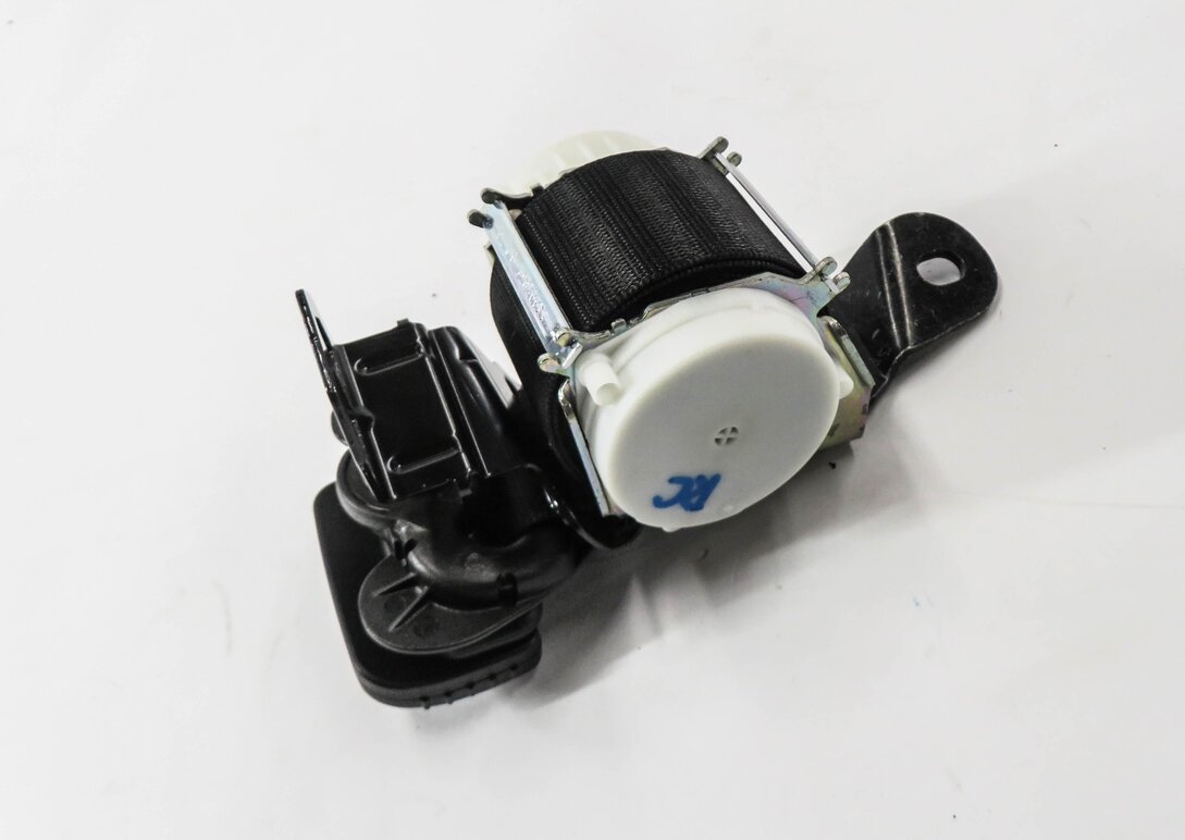 2017 BMW X1 (F48) REAR 2nd SECOND ROW SEAT - CENTER SEATBELT RETRACTOR (BLACK)