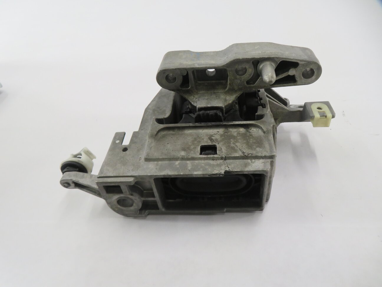 Thumbnail 2: 2017 BMW X1 (F48) 2.0L B46 TURBO ENGINE - LEFT MOTOR MOUNT BRACKET