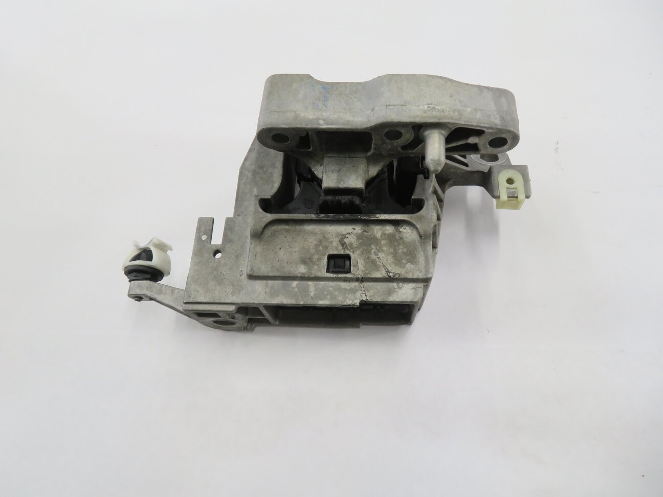 Thumbnail 3: 2017 BMW X1 (F48) 2.0L B46 TURBO ENGINE - LEFT MOTOR MOUNT BRACKET