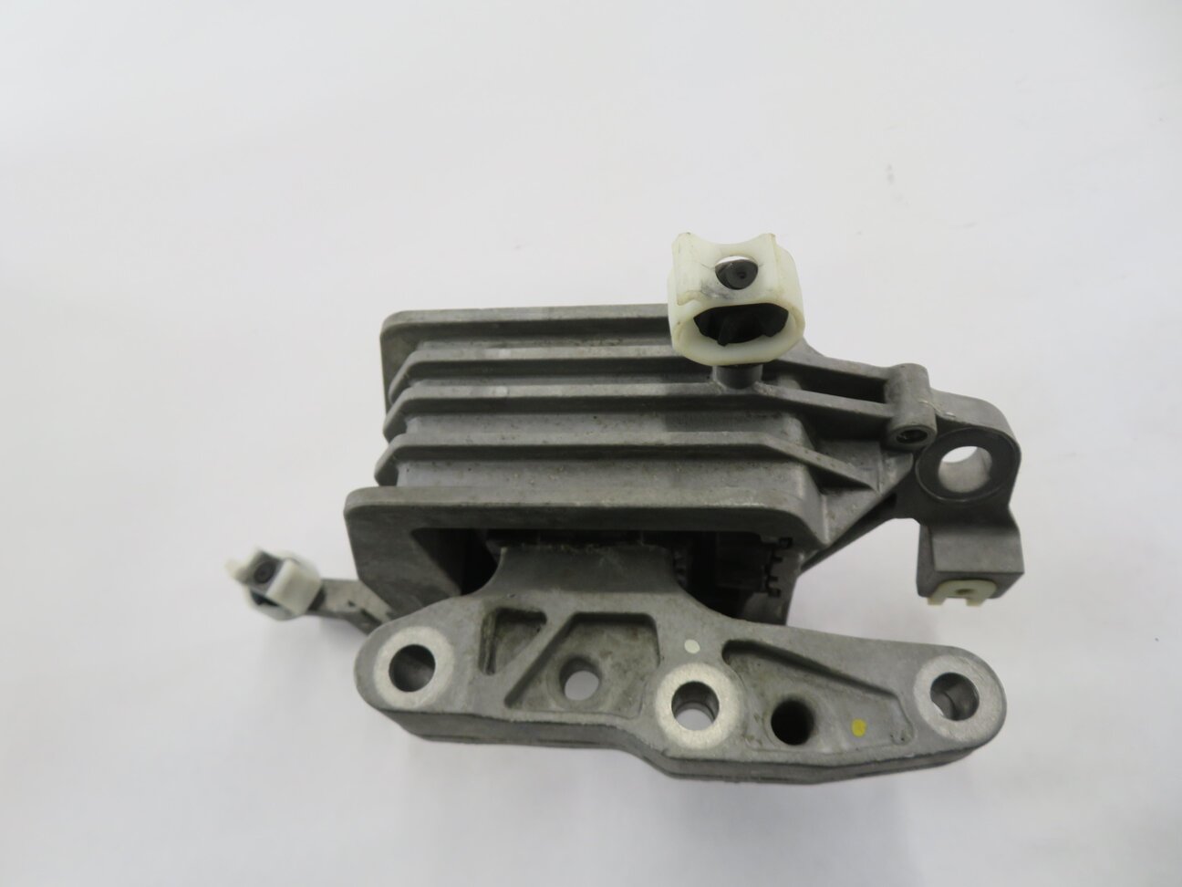 Thumbnail 4: 2017 BMW X1 (F48) 2.0L B46 TURBO ENGINE - LEFT MOTOR MOUNT BRACKET