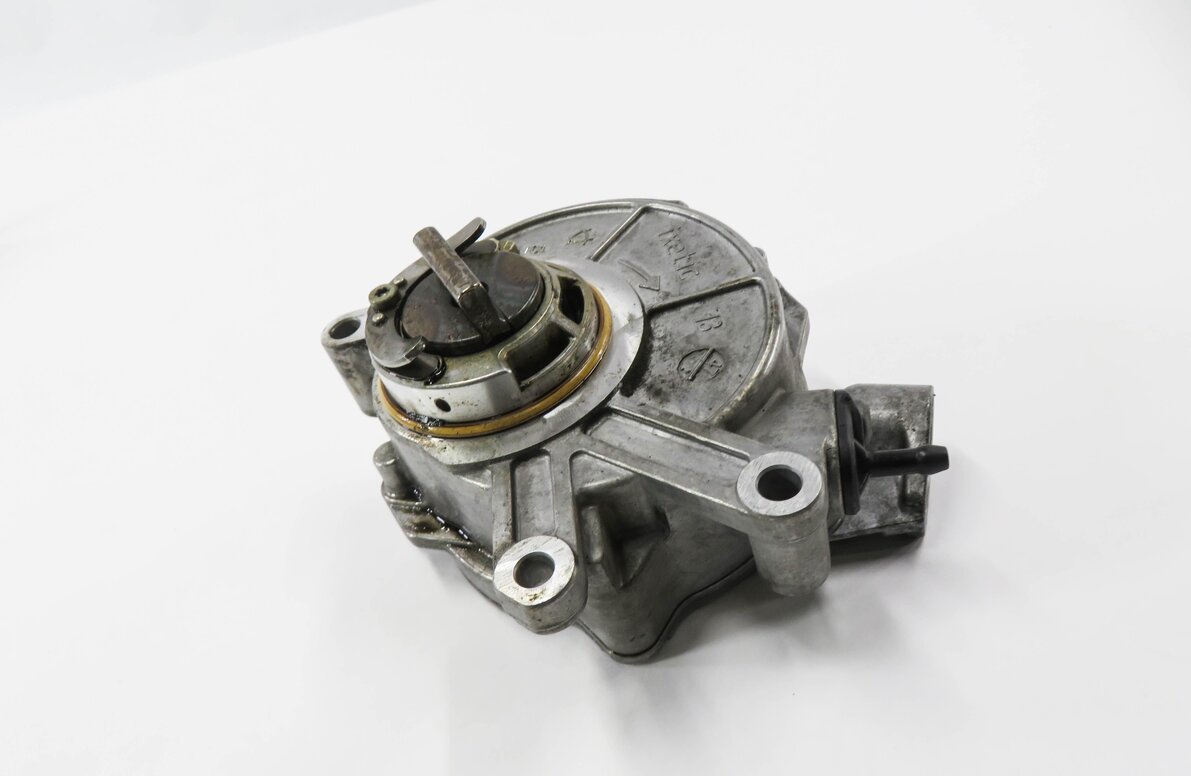 Thumbnail 2: 2010-2017 BMW 550i 650i 750i M5 M6 X5 X6 - 4.4L V8 TWIN TURBO BRAKE VACUUM PUMP