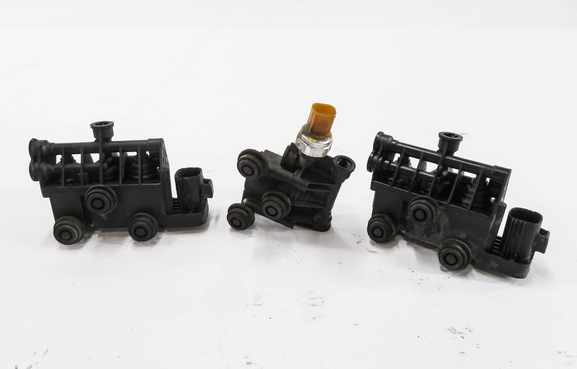 Thumbnail 2: 2012 RANGE ROVER SPORT (L320) AIR SUSPENSION VALVE BLOCK SET-3