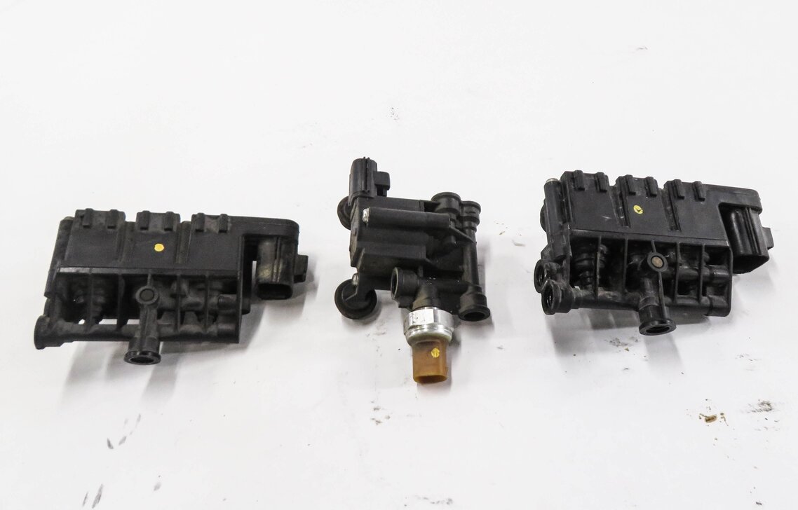 Thumbnail 3: 2012 RANGE ROVER SPORT (L320) AIR SUSPENSION VALVE BLOCK SET-3