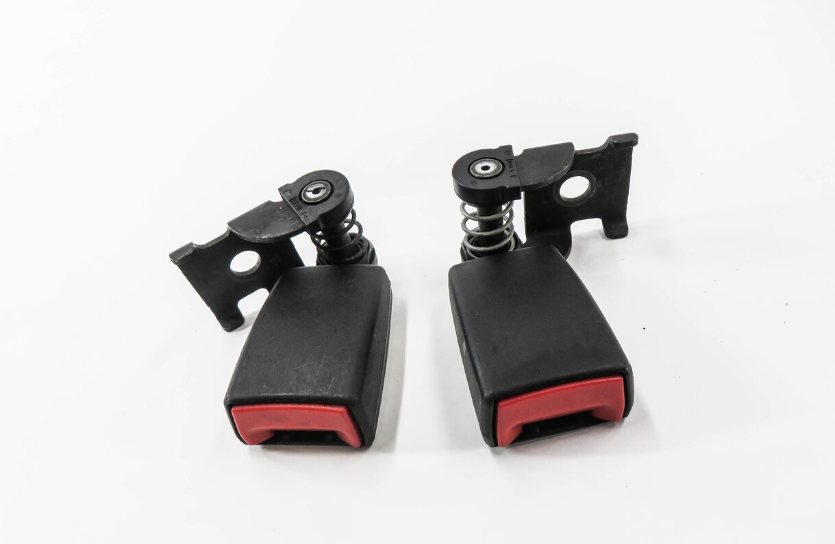 Thumbnail 2: 2006 BMW M6 ///M (E63) REAR SEAT SEATBELT BUCKLE RECEIVER SET-2