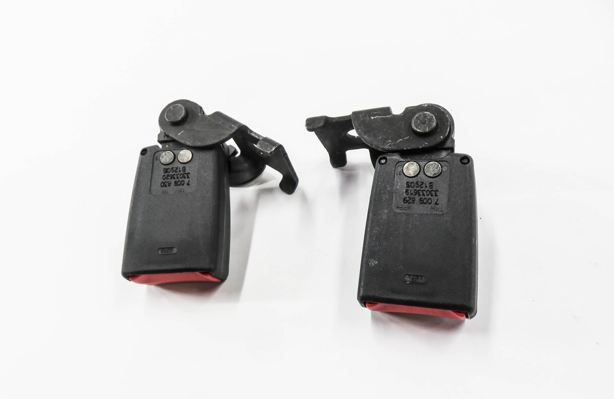 Thumbnail 3: 2006 BMW M6 ///M (E63) REAR SEAT SEATBELT BUCKLE RECEIVER SET-2