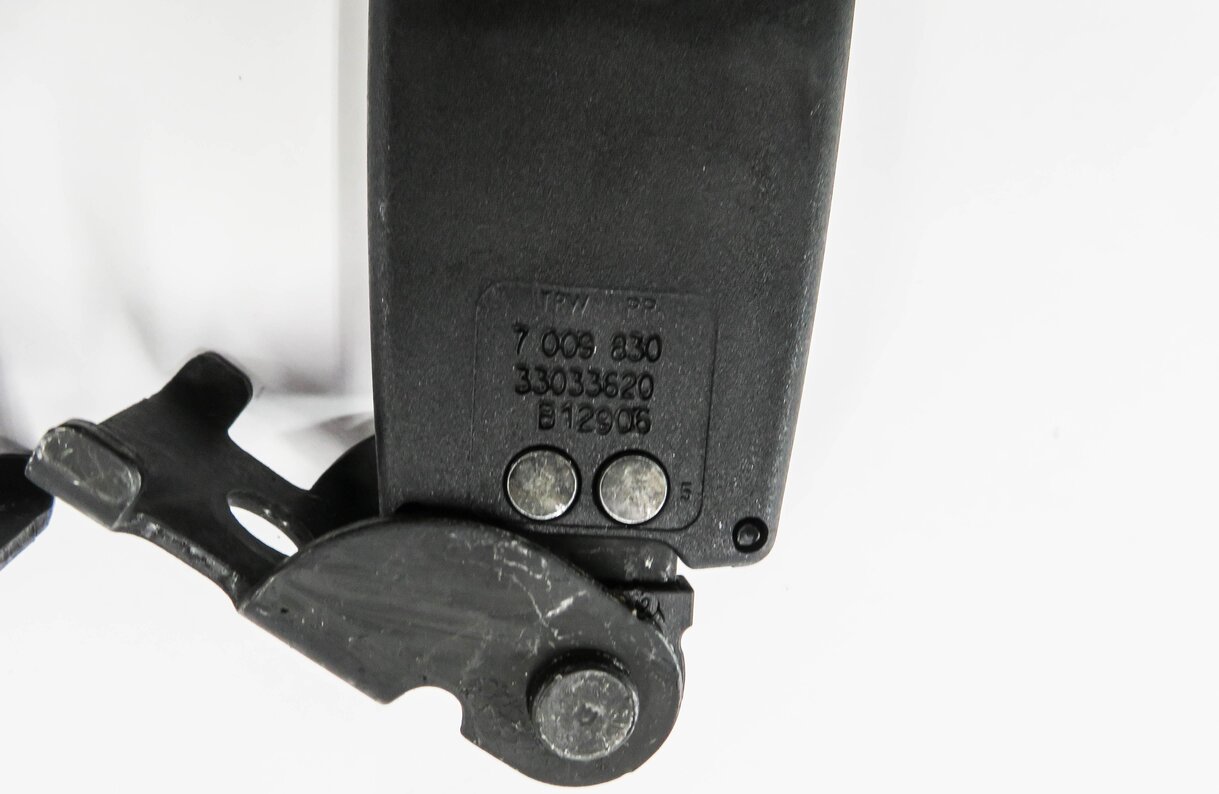 Thumbnail 5: 2006 BMW M6 ///M (E63) REAR SEAT SEATBELT BUCKLE RECEIVER SET-2