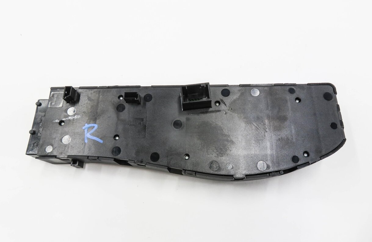 Thumbnail 4: 2006 BMW M6 ///M (E63) RIGHT FRONT PASSENGER SEAT ADJUSTMENT SWITCH BUTTON