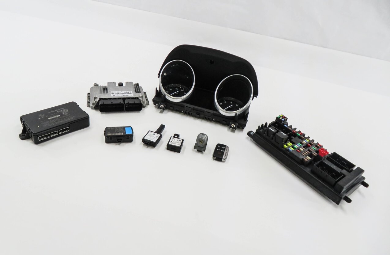 Thumbnail 4: 2012 RANGE ROVER EVOQUE (L538) 2.0T ENGINE FUSE BOX IMMOBILIZER MODULE KEY SET