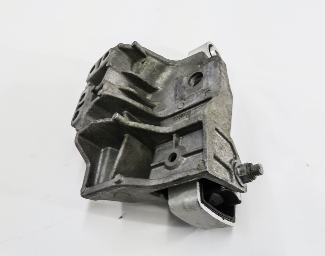Thumbnail 4: 2012 RANGE ROVER EVOQUE (L538) 2.0L TURBO ENGINE- UPPER MOTOR MOUNT BRACKET