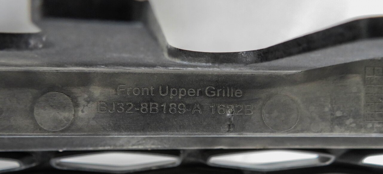 Thumbnail 5: 2012 RANGE ROVER EVOQUE (L538) FRONT UPPER CENTER HOOD AIR VENT GRILLE TRIM