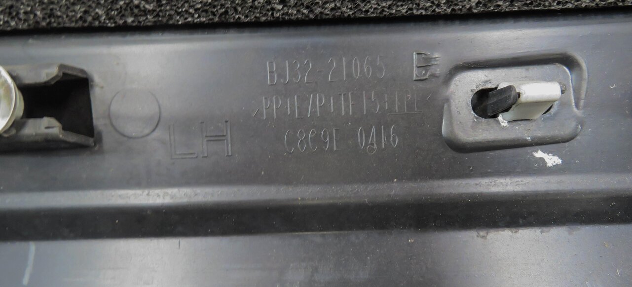 Thumbnail 5: 2012 RANGE ROVER EVOQUE (L538) LEFT FRONT DOOR LOWER TRIM MOULDING PANEL (BLACK)
